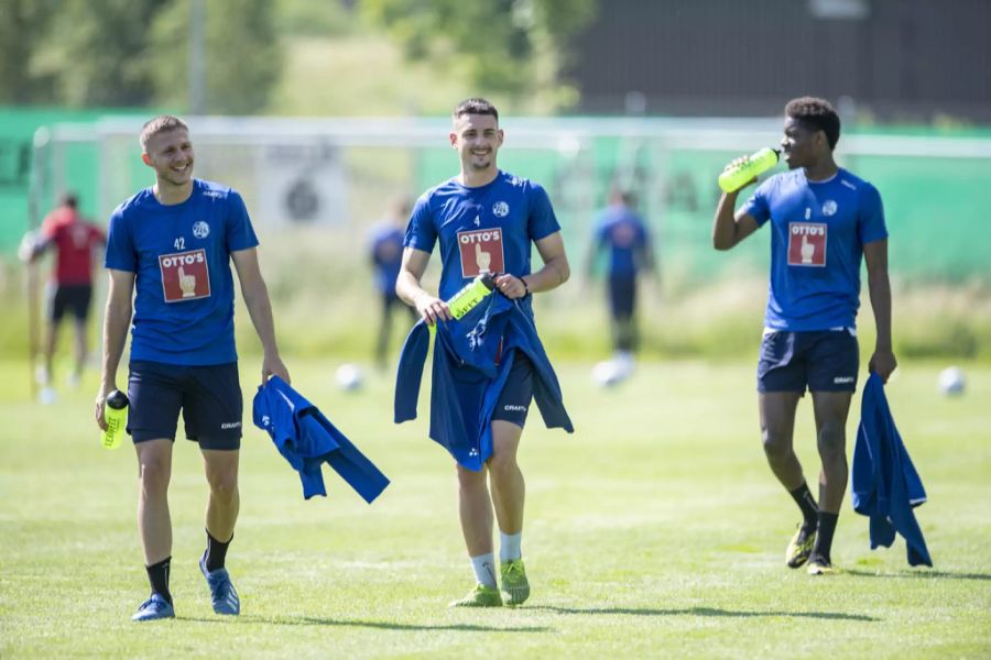 Die Spieler sind sichtlich glücklich, wieder Fussball spielen zu können.