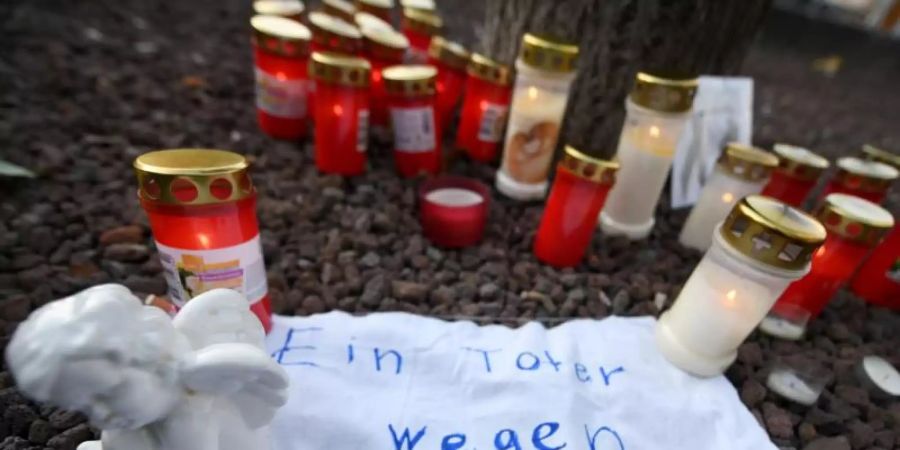 Dezember 2019: Kerzen am Königsplatz in Augsburg. Foto: Stefan Puchner/dpa