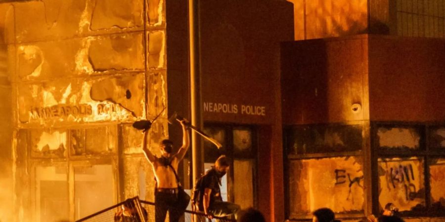Brennende Polizeiwache in Minneapolis