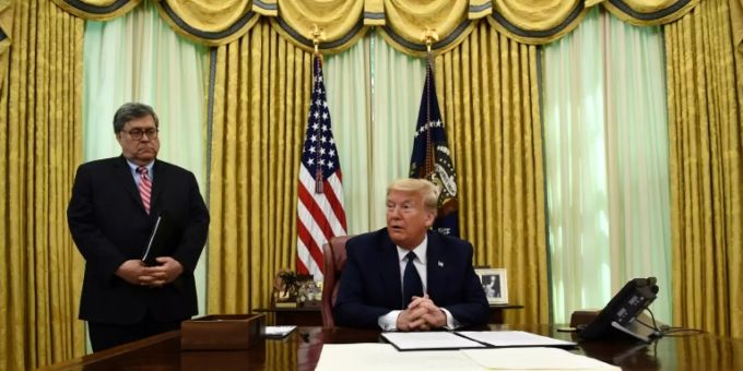 Donald Trump und Justizminister Bill Barr (l.) Donald Trump und Justizminister Bill Barr (l.)