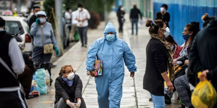 Patienten vor einem Krankenhaus in Lima