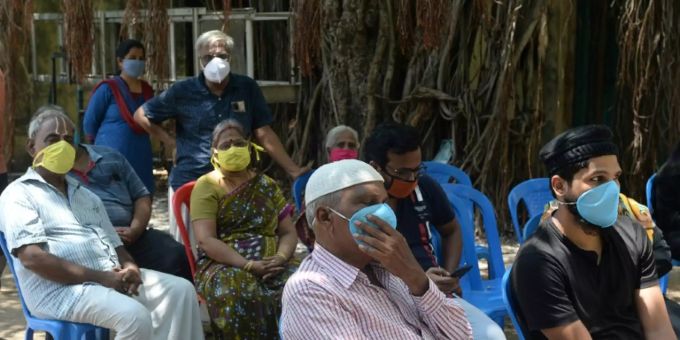 Menschen warten in Chennai auf einen Corona-Test Menschen warten in Chennai auf einen Corona-Test