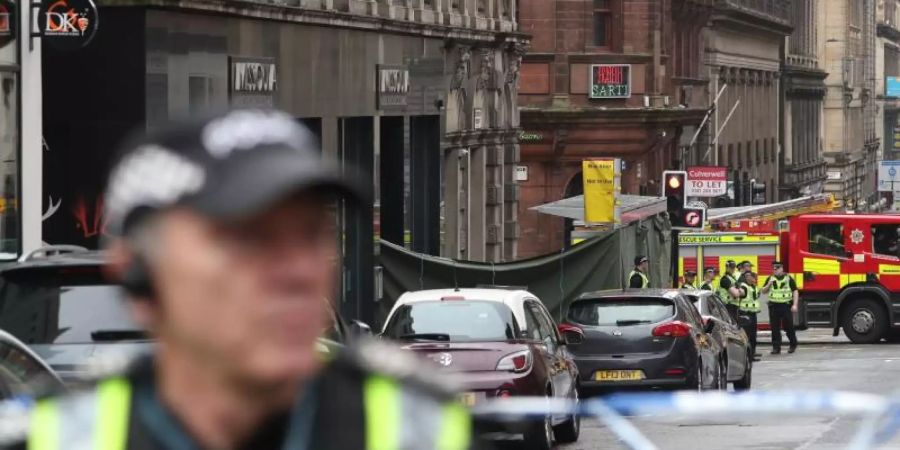 Ein Polizeibeamter an dem abgesperrten Tatort in Glasgow. Foto: Andrew Milligan/PA Wire/dpa