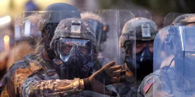 Peking - Trump droht Aufrührern mit Militär