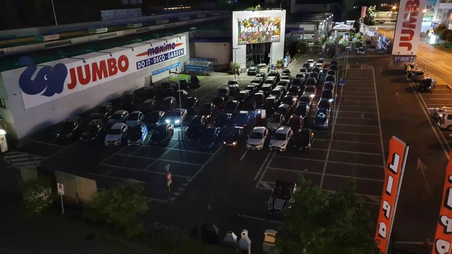 Das Autokino in Dietlikon findet auf dem Jumbo-Parkplatz statt.