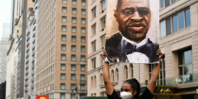 Demonstranten mit Bildern von George Flyod in New York: Sein Tod führte im ganzen Land zu Massenprotesten gegen Polizeigewalt und Rassismus. Foto: Miguel Juarez Lugo/ZUMA Wire/dpa george flyod