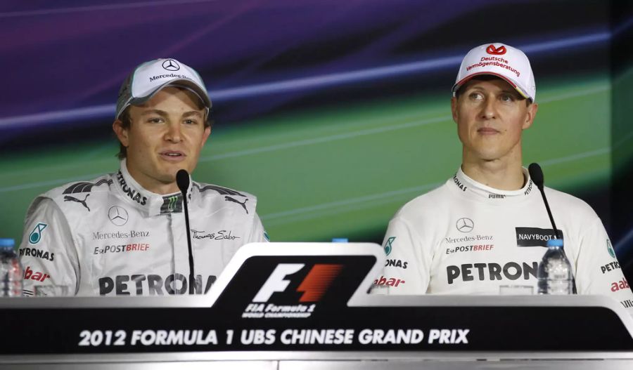 Nico Rosberg (l.) und Michael Schumacher (r.) an einer Pressekonferenz im Jahr 2012.