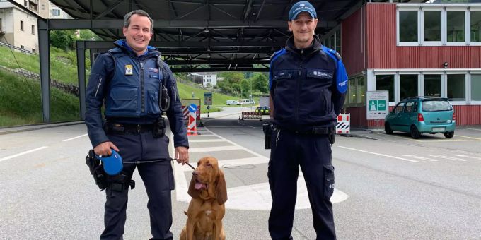 Für Polizist Marc Obrist mit Akira ist die Unterstützung seiner Kolleginnen und Kollegen der EZV eine Bereicherung des Arbeitsalltags. Landesgrenze