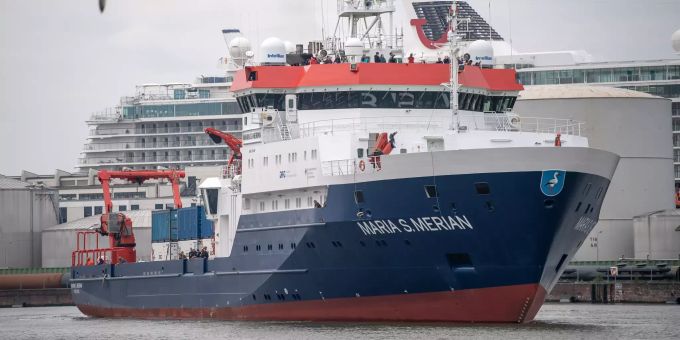 Das deutsche Forschungsschiff «Maria S. Merian» fährt aus dem Hafen. Foto: Sina Schuldt/dpa forschungsschiff