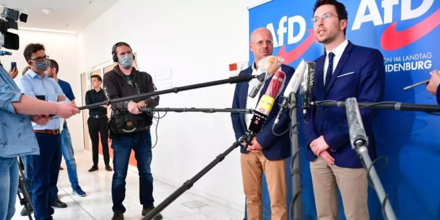 Andreas Kalbitz (l), Vorsitzender der AfD-Fraktion im Landtag von Brandenburg, und Dennis Hohloch, Parlamentarischer Geschäftsführer, geben eine Pressekonferenz. Foto: Soeren Stache/dpa-Zentralbild/dpa