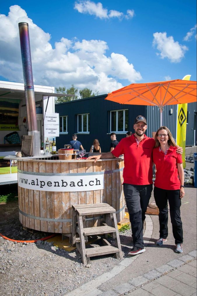 Andy und Natascha werben für ihr erfolgreiches Alpenbad am Bachtel.