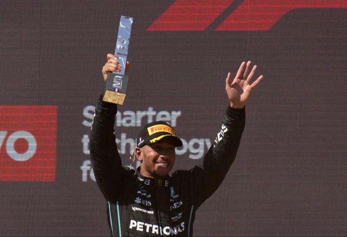 Lewis Hamilton (Mercedes) feiert seinen Podestplatz beim Frankreich-GP der Formel 1. Lewis Hamilton Formel 1