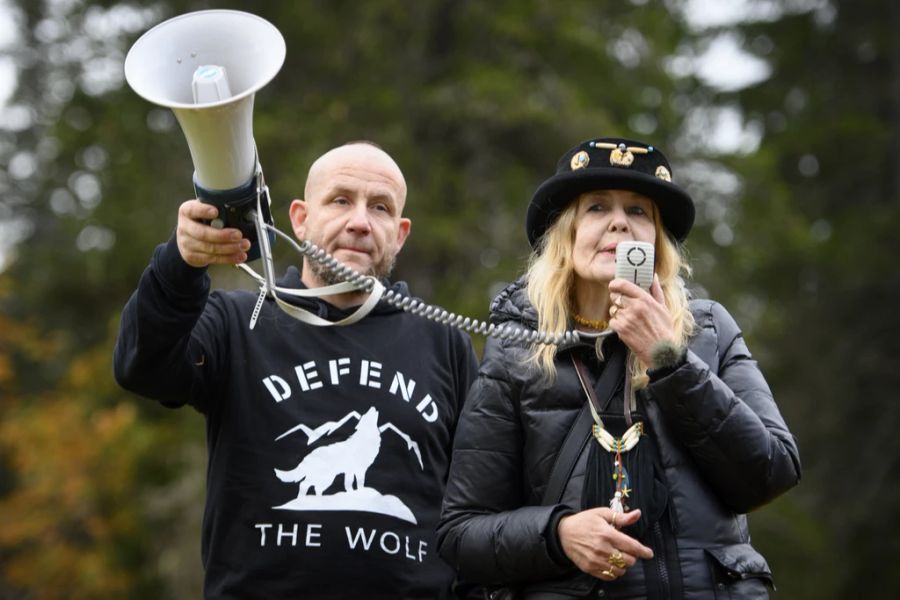 Zwei Teilnehmende an einer Pro-Wolf Demonstration auf dem Marchairuz-Pass im Kanton Waadt.