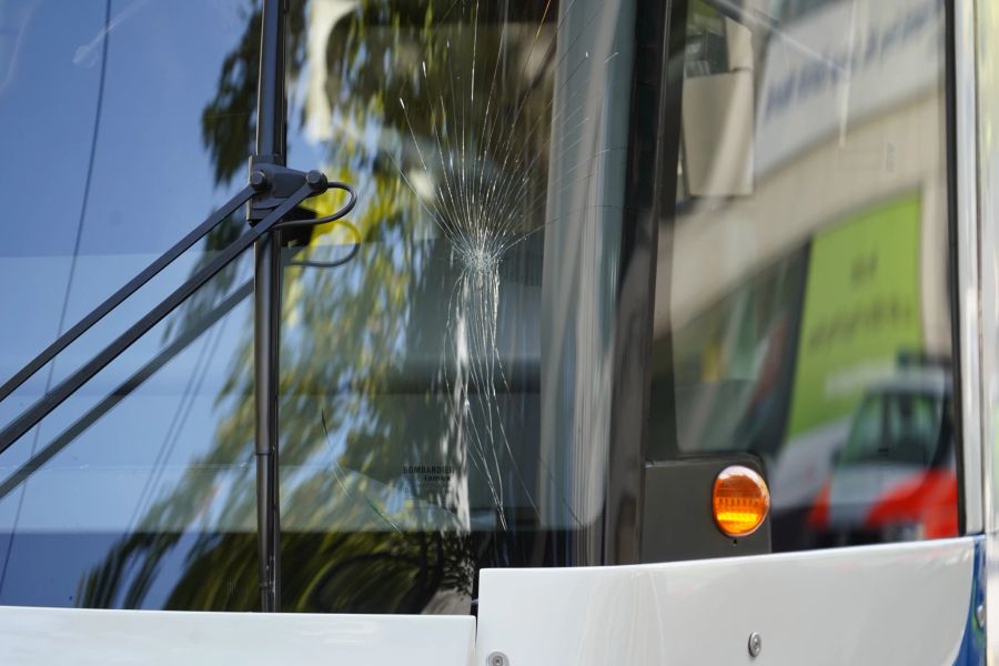 Die Frontscheibe des Trams hat einen Sprung.