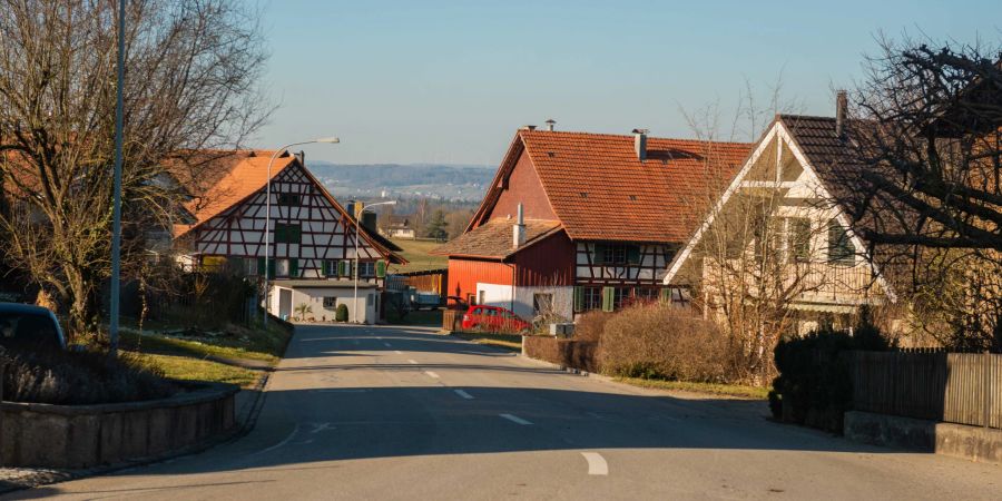 Die Andelfingerstrasse in der Gemeinde Humlikon.