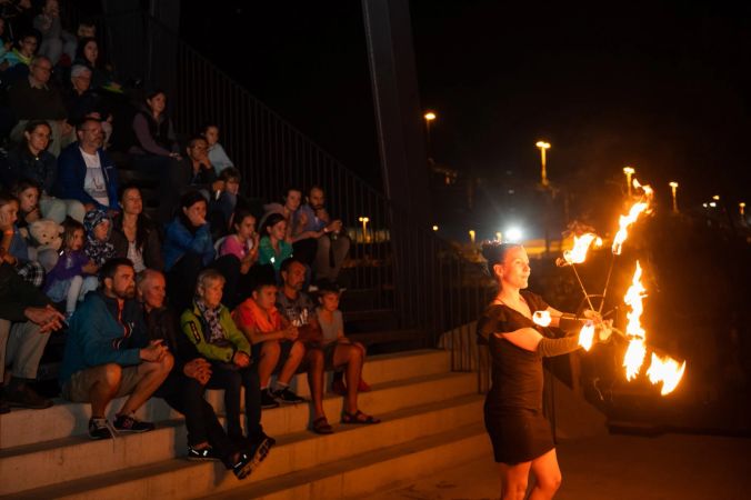 Eine Artistin der Chispa Firedance-Show