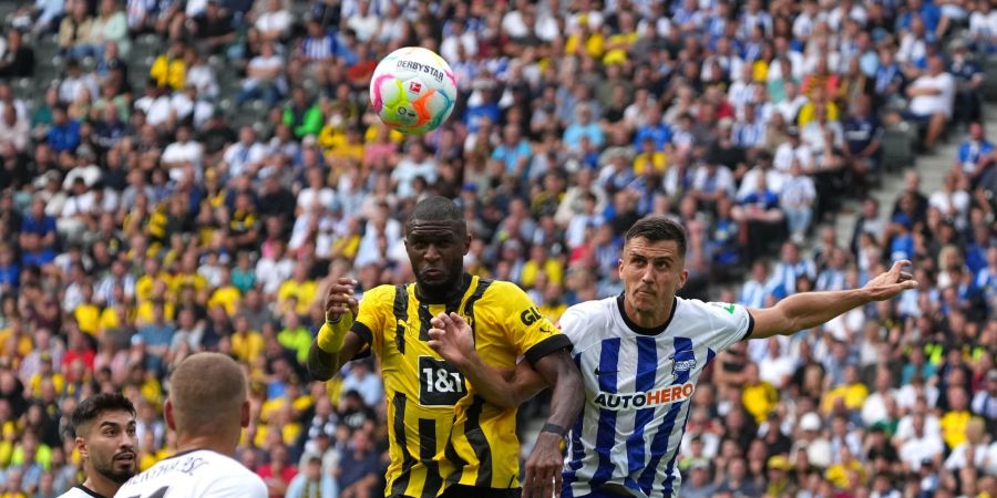 Dortmunds Anthony Modeste (l) setzt sich gegen Herthas Marc Oliver Kempf durch und erzielt per Kopf das 1:0.