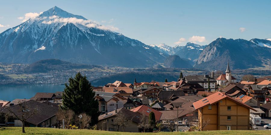 Blick auf Sigriswil. Hinten der Niesen und Spiez.