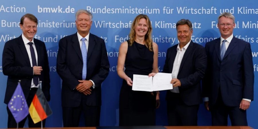 Habeck (2.v.r.) mit Managern von VNG, EnBW, RWE und Uniper