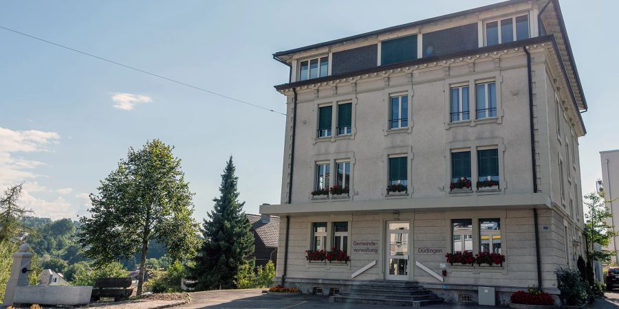 Gemeindeverwaltung Düdingen an der Hauptstrasse 27.