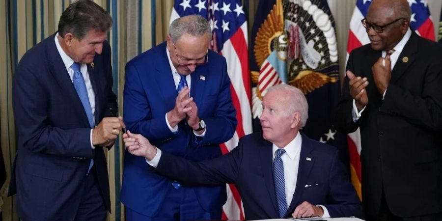 Biden (sitzend) mit mehreren US-Senatoren