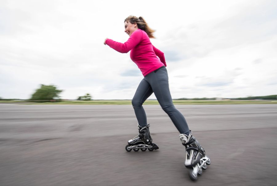 Frau Skate Inline Strasse Training