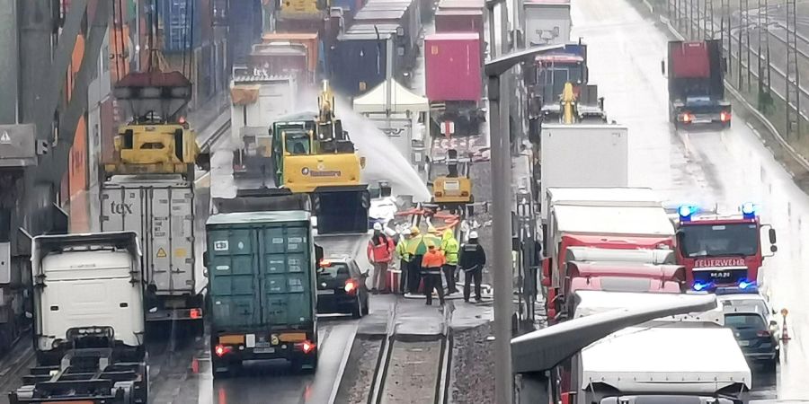 Der beschädigte Container im Mannheimer Hafen.