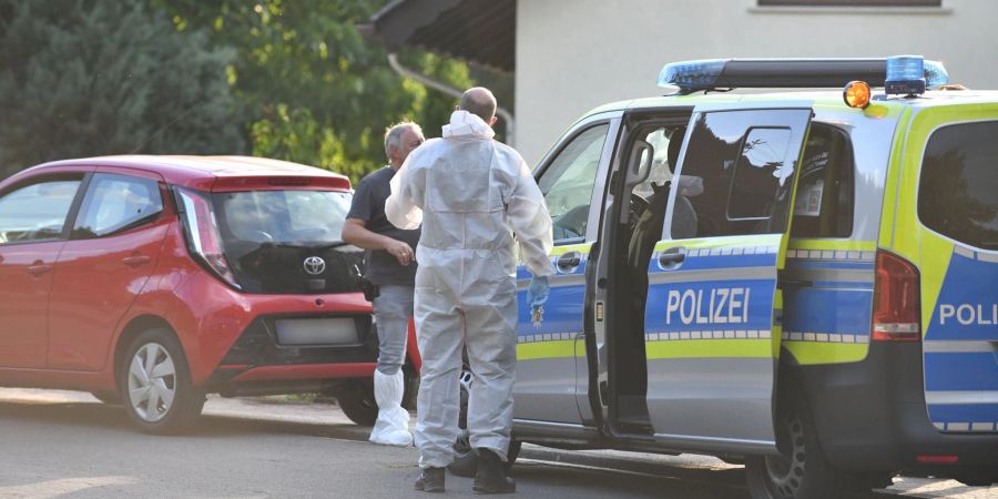 Einsatzkräfte der Polizei und Spurensicherung vor dem Tatort in Ottweiler.