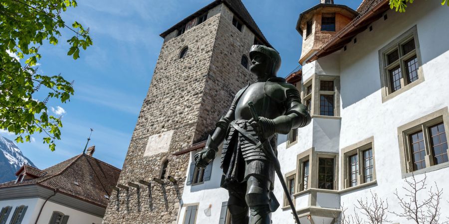 Das Denkmal von Adrian von Bubenberg vor dem Schloss Spiez.