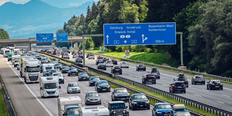 Fahrzeuge stauen sich auf der Autobahn A8 von München nach Salzburg vor dem Inntal-Dreieck in beiden Richtungen.