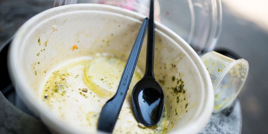 Um den Verpackungsmüll zu reduzieren, fordert die Deutsche Umwelthilfe von den Städten mehr Einsatz im Kampf gegen Wegwerf-Artikel.