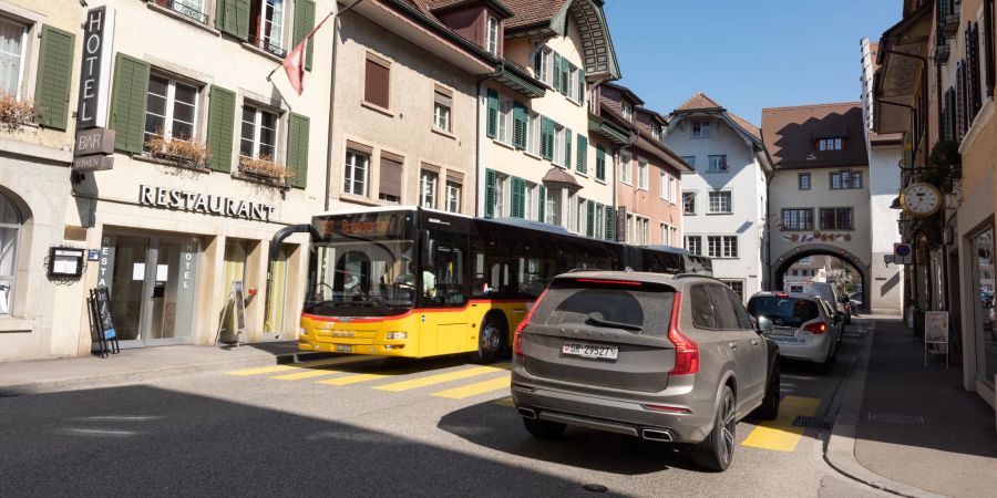 Der Verkehr schlängelt sich durch die enge Altstadt von Mellingen.