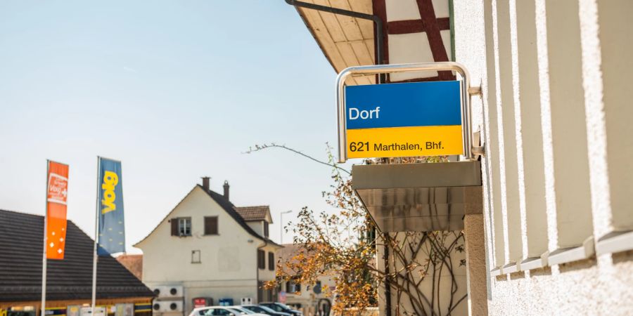 Die Haltestelle Dorf der Gemeinde Dorf im Zürcher Weinland.