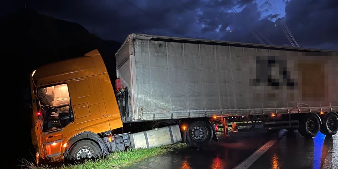 Sennwald SG: Sattelschlepper prallt gegen Leitplanke. Sennwald SG