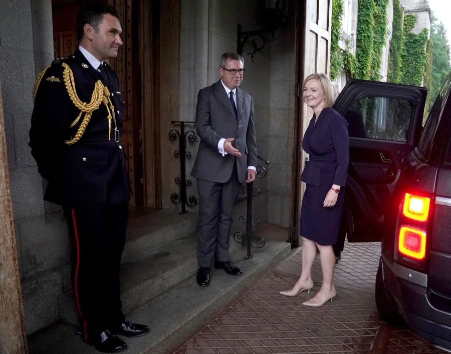 Liz Truss wir bei ihrer Ankunft auf Schloss Balmoral von Tom White (M), dem Hofmarschall der Königin, sowie Privatsekretär Edward Young begrüsst.