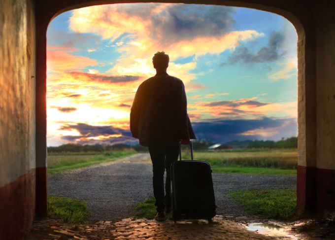 Koffer packen und los geht´s! Mann mit Koffer