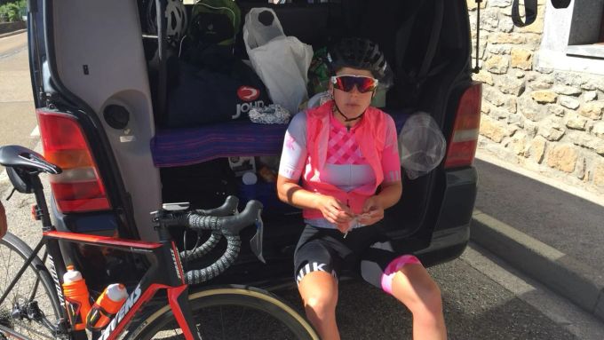 Auch die Versorgung unterwegs muss organisiert und abstimmt werden. Monika Sattler macht Pause