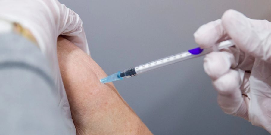 Millionen Menschen in Deutschland müssen einem RKI-Bericht zufolge ihren Impfschutz gegen das Coronavirus wieder auffrischen lassen.