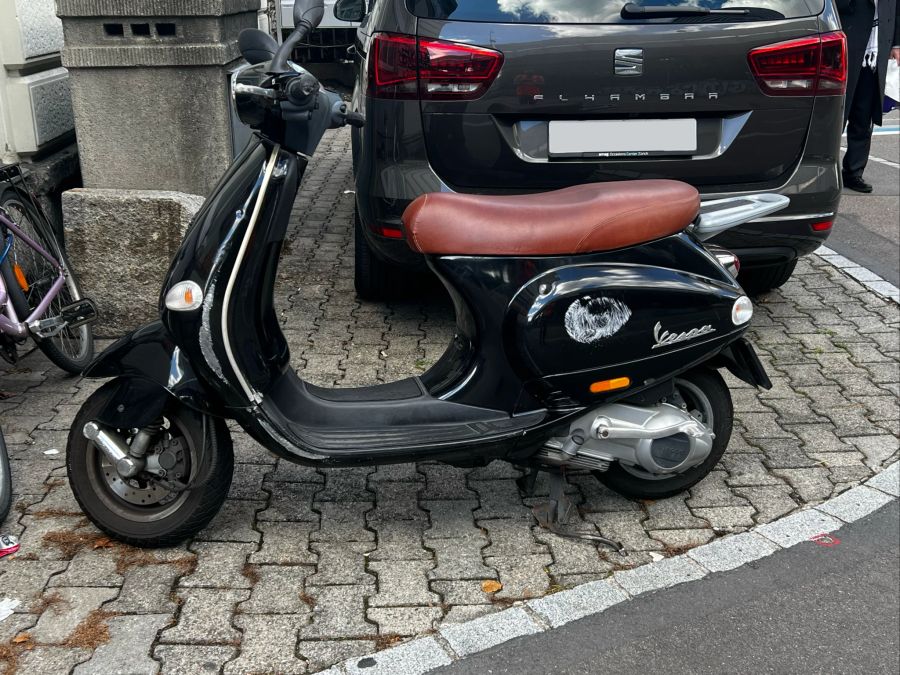 Der Rollerfahrer wurde verletzt.