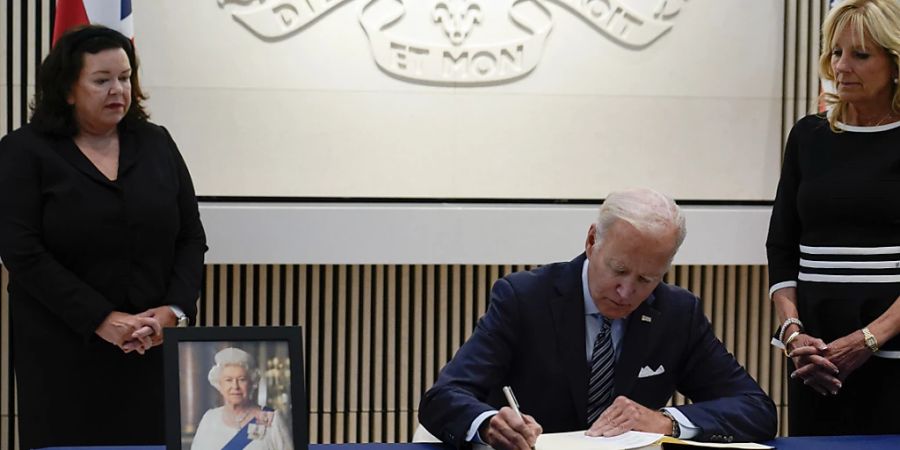 Joe Biden, Präsident der USA, trägt sich in der britischen Botschaft in Washington in ein Kondolenzbuch für Königin Elizabeth II. ein. Die britische Königin Elizabeth II. ist tot. Sie starb am Donnerstag im Alter von 96 Jahren auf ihrem Landsitz Schloss Balmoral in Schottland. Foto: Susan Walsh/AP/dpa