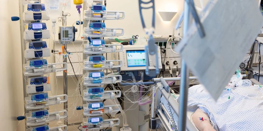 Eine bestimmte Genvariante verringert das Corona-Sterberisiko um rund 35 Prozent, wie ein Forscherteam der Uni Duisburg-Essen herausgefunden hat.