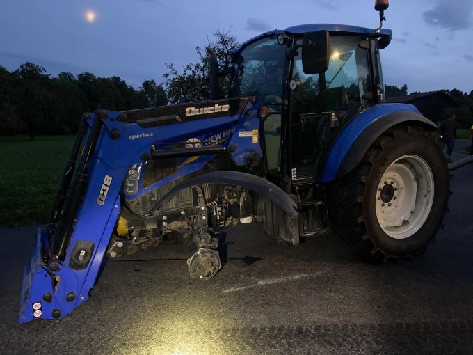 Traktor ohne Vorderrad.