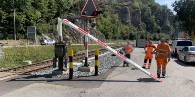 Unbekannter Lenker beschädigt eine Bahnschranke und flüchtet vom Unfallort. Zeugen werden gesucht.