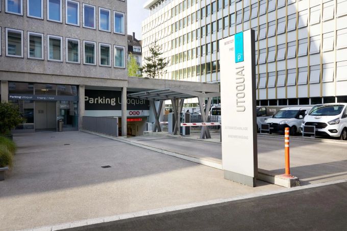 Das Ladehaus am Utoquai. Auto