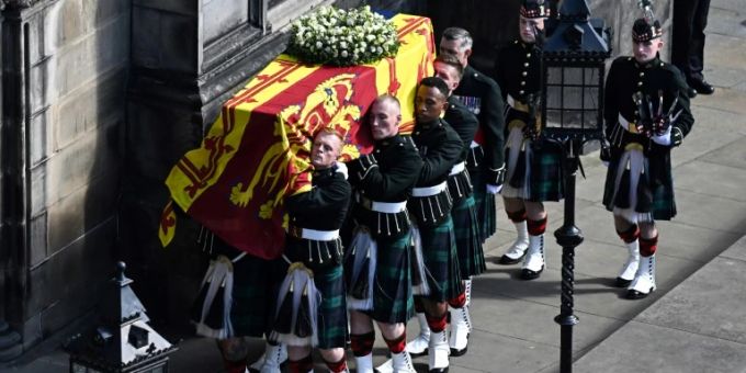 Der Sarg der Queen in Edinburgh Der Sarg der Queen in Edinburgh