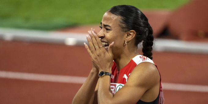 Ditaji Kambundji freut sich über EM-Bronze über 100 m Hürden. Ditaji Kambundji