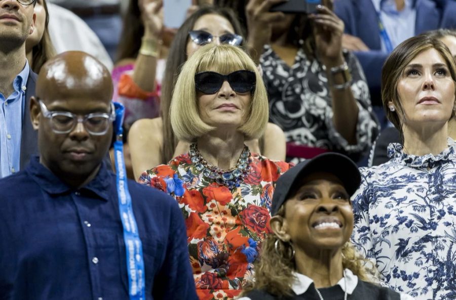 Aber auch ausserhalb der Sportwelt stösst die Williams-Abschied-Show auf Interesse: Hier die Vogue-Chefin Anna Wintour (mitte).