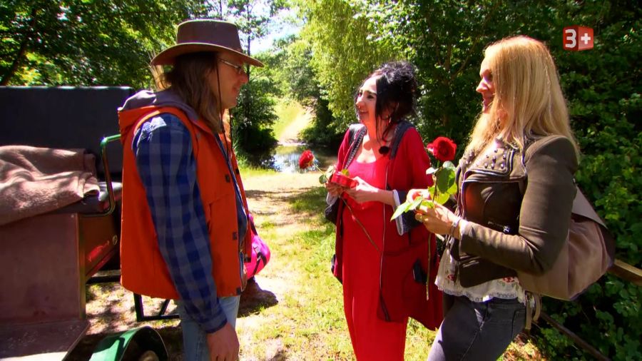 Karl mit Brigitte (rotes Kleid) und Olga bei «Bauer, ledig, sucht».