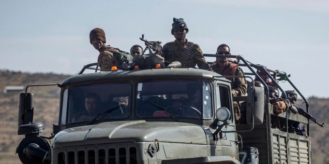 Äthiopische Regierungssoldaten auf einem Militär-Lastwagen in der Nähe von Agula, in der Region Tigray. Äthiopische Regierungssoldaten auf einem Militär-Lastwagen in der Nähe von Agula, in der Region Tigray.