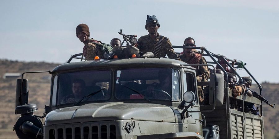 Äthiopische Regierungssoldaten auf einem Militär-Lastwagen in der Nähe von Agula, in der Region Tigray.